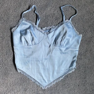 Blå topp  - Jättesöt blå topp från bikbok!! Säljer då den blivit för liten runt bysten. 