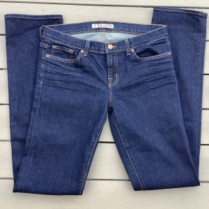 Jeans - Säljer ett par marinblå jeans från J Brand i storlek M i bra sick💕