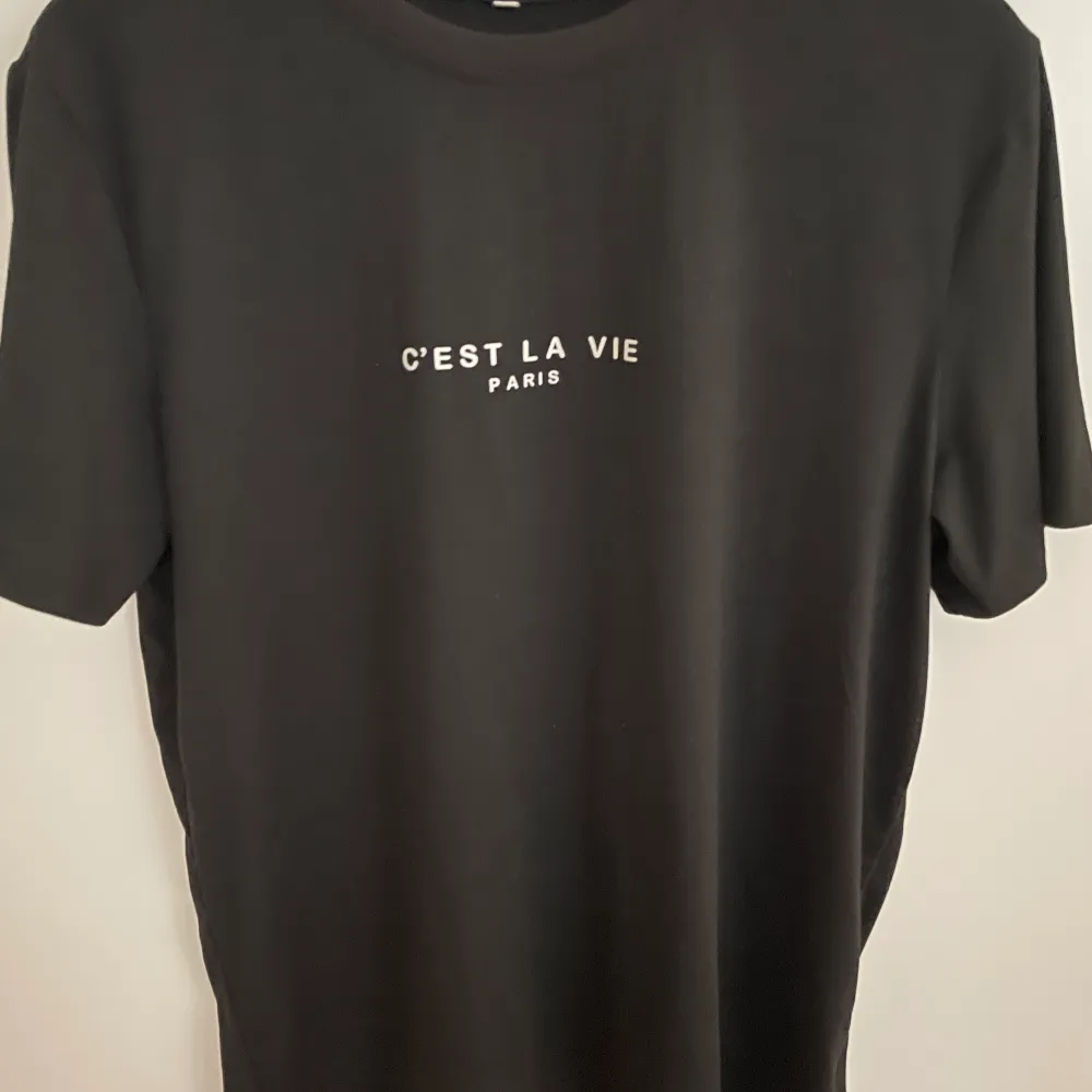 Säljer en oanvänd C’est la vie t-shirt i strl S, möts upp i Växjö eller fraktar. . Hoodies.
