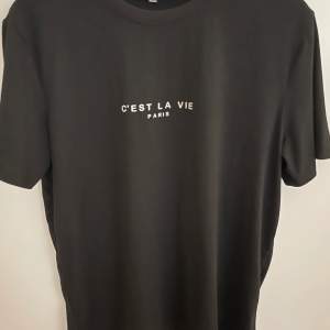 Säljer en oanvänd C’est la vie t-shirt i strl S, möts upp i Växjö eller fraktar. 