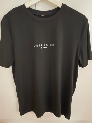 C’est la vie t-shirt (S) - Säljer en oanvänd C’est la vie t-shirt i strl S, möts upp i Växjö eller fraktar. 