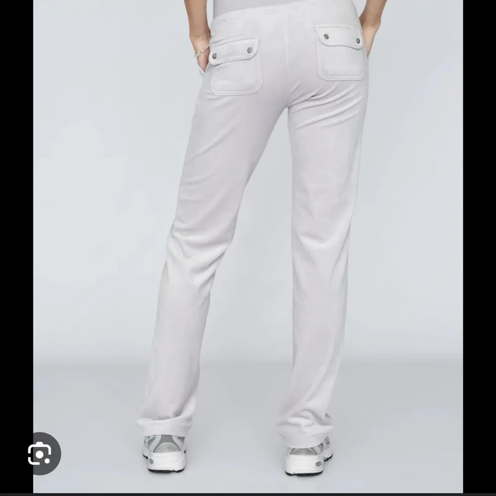 Juicy couture byxor i en ljusgrå färg i storlek m, i princip nyskick och självklart inga fläckar osv! Fraktar snabbt❤️. Jeans & Byxor.