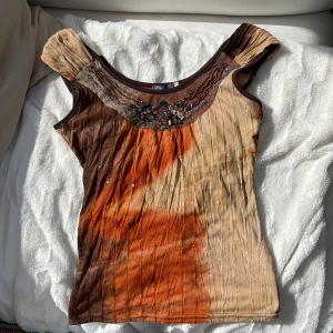 Kristall blus - säljer nu denna vintage blus med kristaller fastsydda på. Köpt i en second hand butik🤍