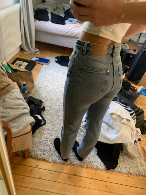 Jeans hm - Mom jeans från hm, använda en gång men inga tecken på användning, säljer dom då dom är för korta för mig i benen