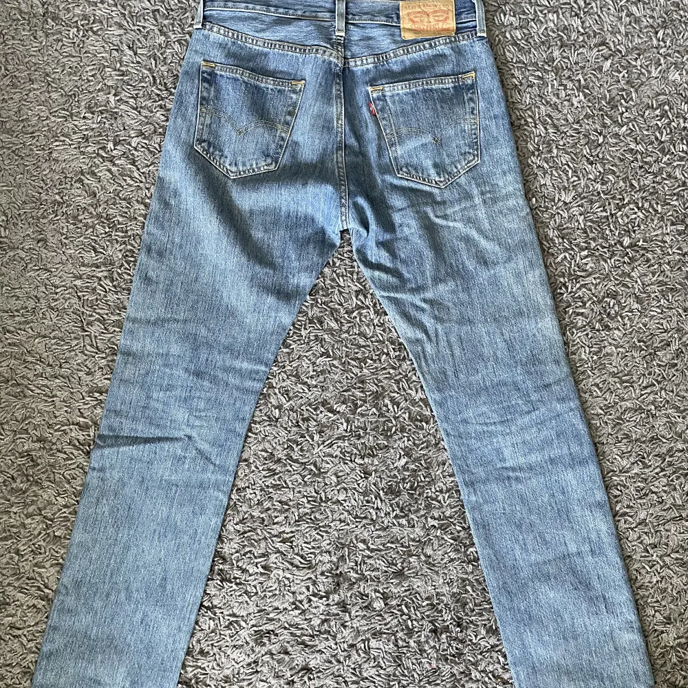 Blåa Levis 501 Strlk 30/32 Säljes i befintligt skick.  Möts upp i Uppsala. Vid frakt betalar köparen för fraktkostnaden.. Jeans & Byxor.