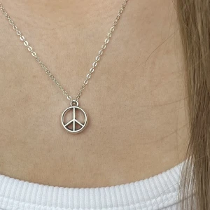 Handgjort peace halsband - Säljer nu massa halsband, du hittar alla i min profil! Halsbanden är 42cm runt❣️👌🏻