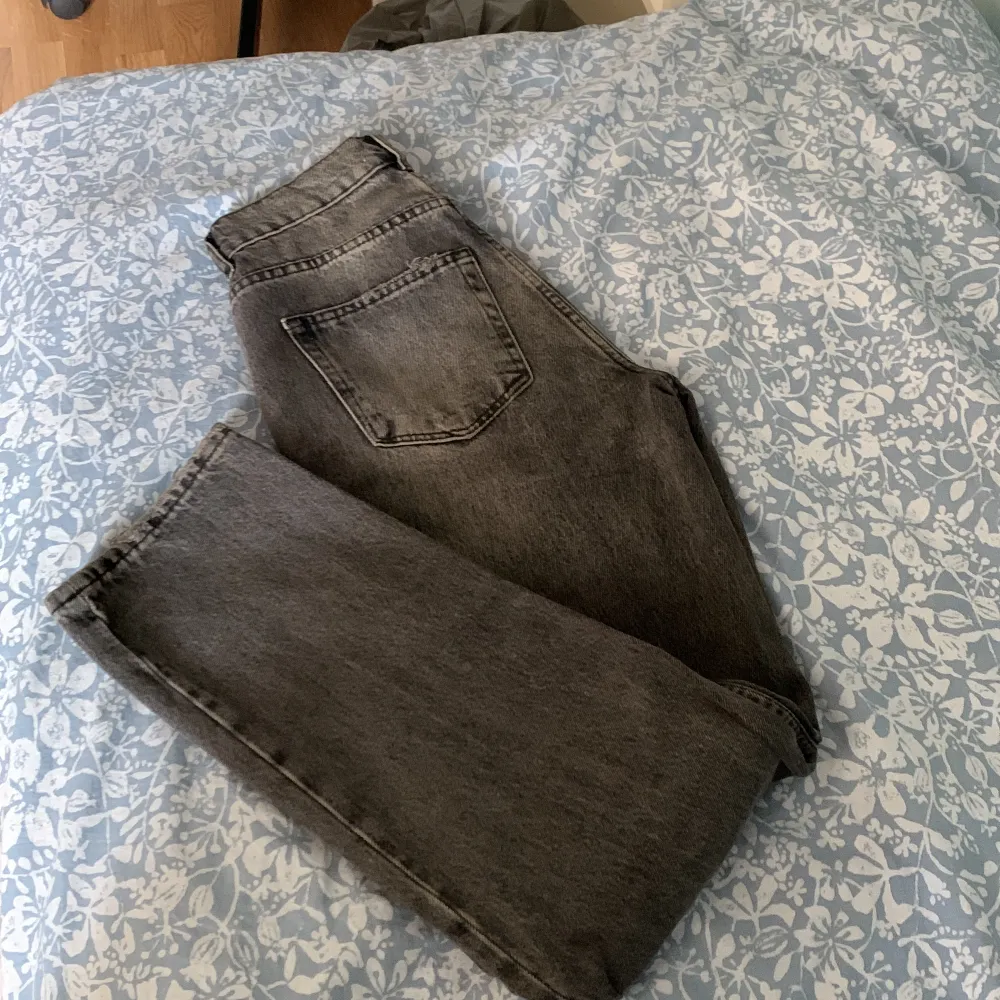 Säljer dessa jeans för att de är förstora för mig. De är endast testade så de är gott som nya. Jag kan sänka priset vid snabb affär . Jeans & Byxor.
