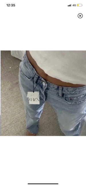 Mid waist jeans - Mid waist jeans från zara! Strlk 34, passar nån som är mellan 158-165 ca🥰