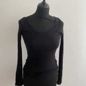 Ribbad långärmad  - Ribbad långärmad T-shirt med spetskant. Strl 34