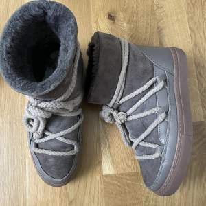 Säljer mina inuikii skor pga använde dem lite förra vintern därför är dom i mycket bra skick! Perfekta vinterskor