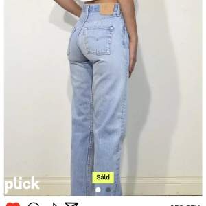 Säljer dessa jeans från Levis i modellen 501 90’s, de är raka därnere och en bra längd för mig som är 170. Jeansen är i bra skick och i storlek 29/32. Skulle säga att de är i en storlek m eller liten l.