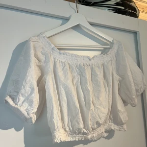 Sommar top - Sommrig top, jätte fin med blommig mönster. Köpt från hm i storlek L skulle säga den passar som M ochså, använd 1 gång. Inte min stil💕