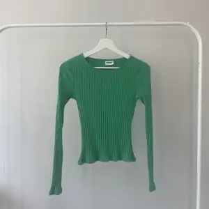 Jättefin grön tröja som är köpt från Vero Moda. Den är figursydd och sitter väldigt fint på! Knappt använd, säljer då den ej kommer till användning💚