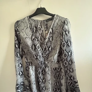 Snake dress boohoo - Ormmönstrad klänning från boohoo, aldrig använd. Lapp finns kvar