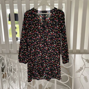 Klänning - Superfin tunnare klänning ifrån ASOS. Aldrig använd, har prislapp kvar.  Svår att få på bild hur den verkligen ser ut, lite tightare o mer utsvängd ner till. Knappar fram till (se bild 3). 