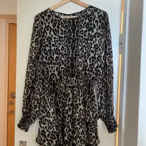 Leopardklänning ifrån Gina tricot, storlek 40. 