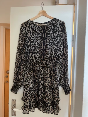Leopardklänning  - Leopardklänning ifrån Gina tricot, storlek 40. 