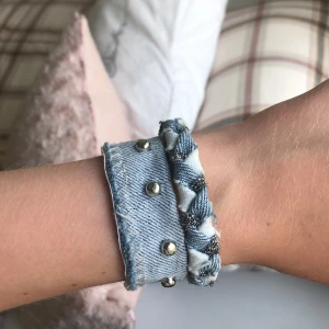 Jeansarmband med nitar 😍 - I toppenskick 💓 älskar dessa men de kommer ej till användning! 100 kr för båda💓