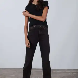 Säljer dessa svarta wide leg jeans från Zara i modellen 90’s full length, de är köpta från Zara och säljer pga för små för mig. 💓
