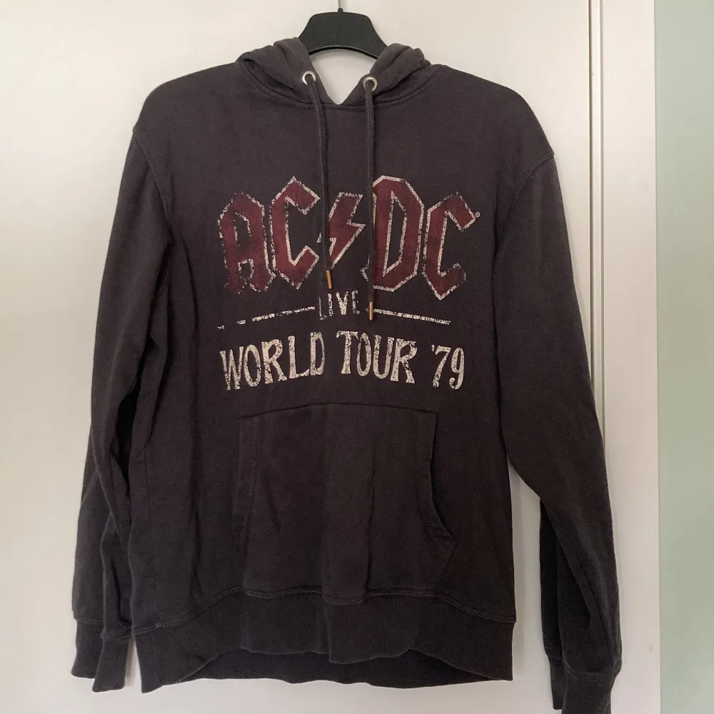 Fin AC/DC hoodie i bra skick, brukade användas mycket men inte längre.. Hoodies.