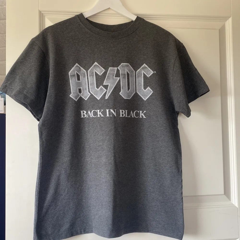 AC/DC back in black inofficiell merch från H&M.. T-shirts.