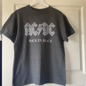 AC/DC back in black inofficiell merch från H&M.