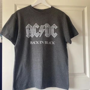 AC/DC t-shirt - AC/DC back in black inofficiell merch från H&M.