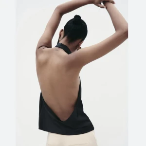 Topp - Säljer denna topp från Zara i storlek S. Den är i nyskick!❤️🥰