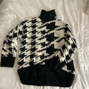 Stickad tröja - Skit snygg skön & varm stickad tröja med polokrage!! Perfekt för höst & vinter😍 Köptes för något år sen på H&M, storlek XS, men passar även S eller M pga väldigt oversize. Knappt använd men den är lite nopprig (se andra bilden). 