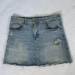 Zara Jeans kjol - Super fin jeans kjol ifrån zara! Den har lite fläckar som man ser på bilden men det är verkligen inget man tänker på!💓💓