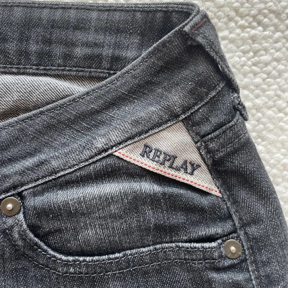 Svarta/mörkgråa jeans från Replay med låg midja.    Midjemått 35 cm x2 Innerbenslängd 72 cm                      Priset kan förhandlas.. Jeans & Byxor.