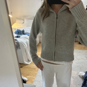 Grå stickad huvtröja med dragkedja - Så snygg stickad huvtröja i ullblandning med dragkedja!