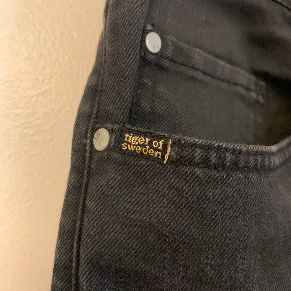 Svarta smala jeans med stretch förr herr, från Tiger of Sweden. Knappt använda men de har varit insydda i midjan, se bilder. Modell: Pistolero, storlek: 31/32. 98% bomull, 2% elastan.   Hämtas vid Nobeltorget eller postas mot frakt på 70 kr.. Jeans & Byxor.