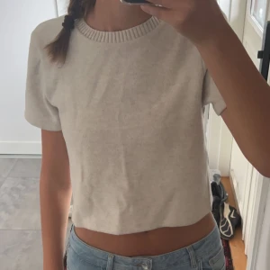 Zara stickad t-shirt - Zara stickad t-shirt i mycket bra skick. 190 + frakt!💙