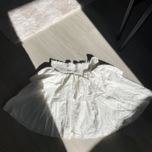 Vit volangkjol - Säljer denna supersöta volangkjolen! I nyskick och säljer pga flytt🩷