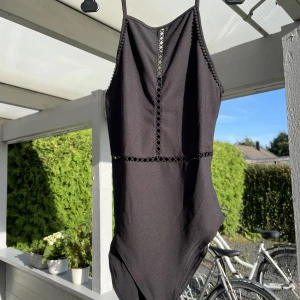 Body-topp - Svart body-topp med detaljer från HM. Aldrig använts. Skick som ny. 