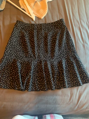 Kjol från shein - Jätte fin kjol från shein. Säljer då den inte används. 