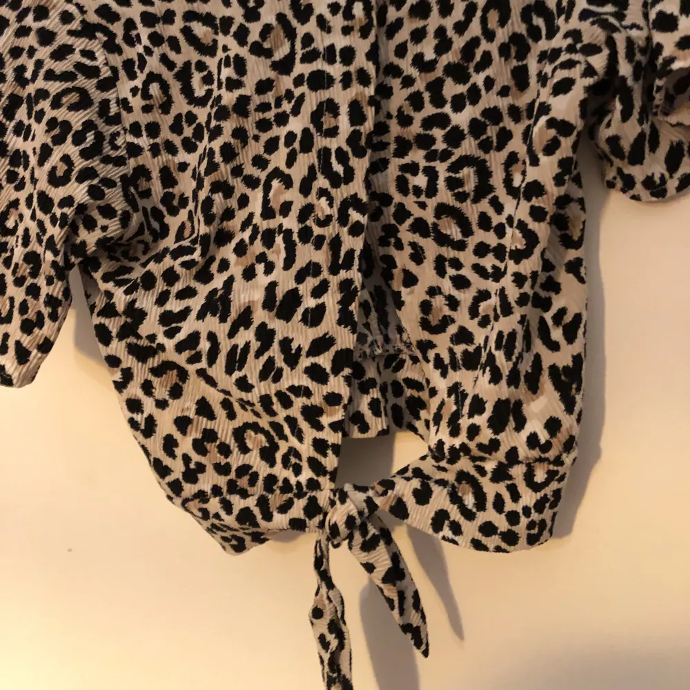 Leopard mönstrad ”räfflad” blus med öppnen rygg ( knytning). Toppar.