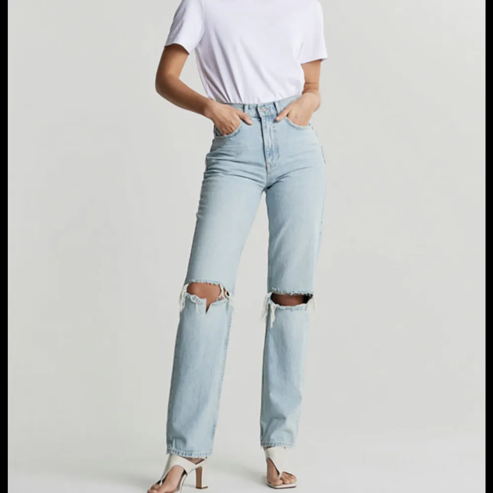 Säljer mina jeans från Gina i modellen 90’s. Aldrig använda då de var för stora.  Storlek 34 . Jeans & Byxor.