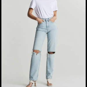 Säljer 90’s jeans från Gina  - Säljer mina jeans från Gina i modellen 90’s. Aldrig använda då de var för stora.  Storlek 34 