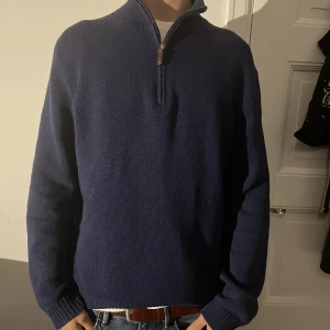 Ralph Lauren half zip - Säljer en unik gammal Ralph Lauren half zip.  Finns ett hål som ni ser i bilden! Lamm ull