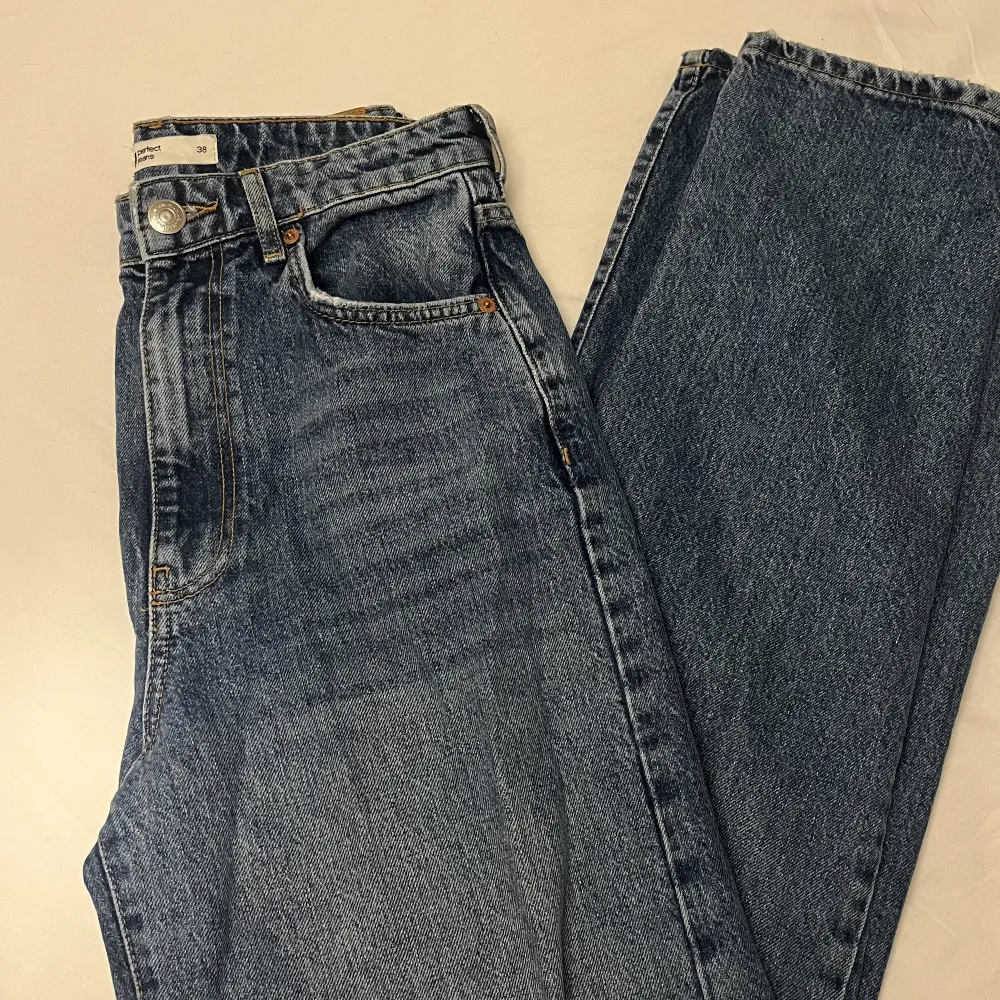 Blåa jeans ifrån Gina Tricot! Använda fåtal gånger, mycket bra skick!. Jeans & Byxor.