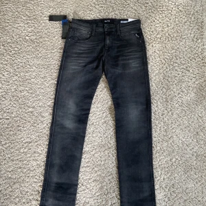 Svartgråa replay jeans - Oanvända med lappar kvar Replay Anbass X Lite dark/grey W 30 L 32 Nypris 1 600kr  Mitt pris 750kr Pris kan diskuteras vid snabb affär