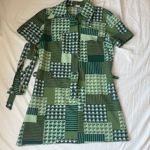 Retro klänning - Retro klänning! Fint skick, lite sne nedtill 