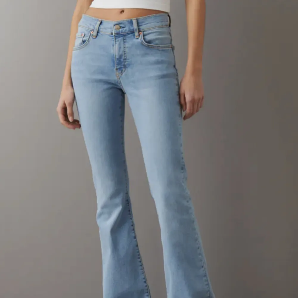 Säljer mina ljusblåa jeans i strolek S pågrund av att jag inte andvänder dom lämgre kom privat för bilder . Jeans & Byxor.