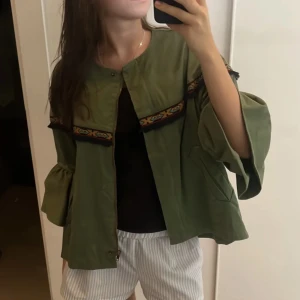 Grön trekvarts jacka!❣️ - Intressekoll på denna super fina trekvartsärmad jacka som är perfekt till hösten!! Så sjukt snygg!  Säljer vid bra pris! Eller ett bra byte!