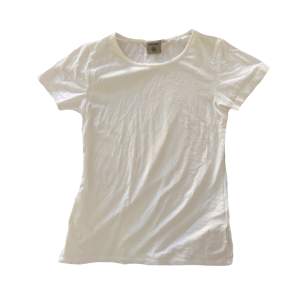 Säljer denna vita t-shirten i storlek M men den är ganska tajt så skulle mer säga S eller Xs. Köpte den för snart en månad sen men har inte använt den så den är i nyskick👍