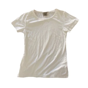 Vit t-shirt - Säljer denna vita t-shirten i storlek M men den är ganska tajt så skulle mer säga S eller Xs. Köpte den för snart en månad sen men har inte använt den så den är i nyskick👍