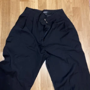 Kostymbyxor från Lindex - Vida kostymbyxor, köpta secondhand. Pris diskuterbart👍