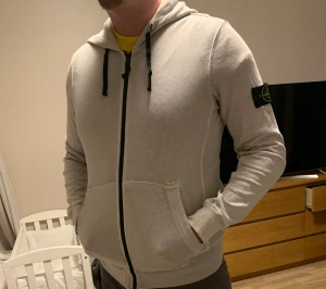 Stone island  - Garderob rensning så säljer lite kläder 300kr storlek L. Finns små hål se bild och ett litet på armen men dom syns knappt när den är på. Skriv för fler bilder. Ny pris 3000kr +